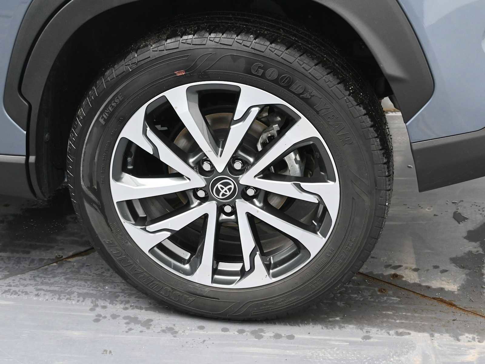 Used 2023 Toyota Corolla Cross XLE w/ Convenience Package image 5