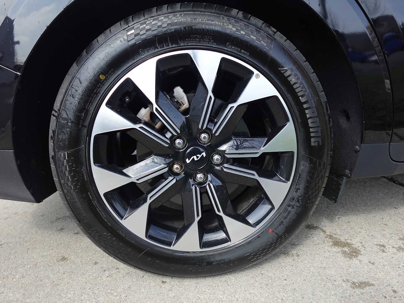 Used 2024 Kia Carnival EX image 9