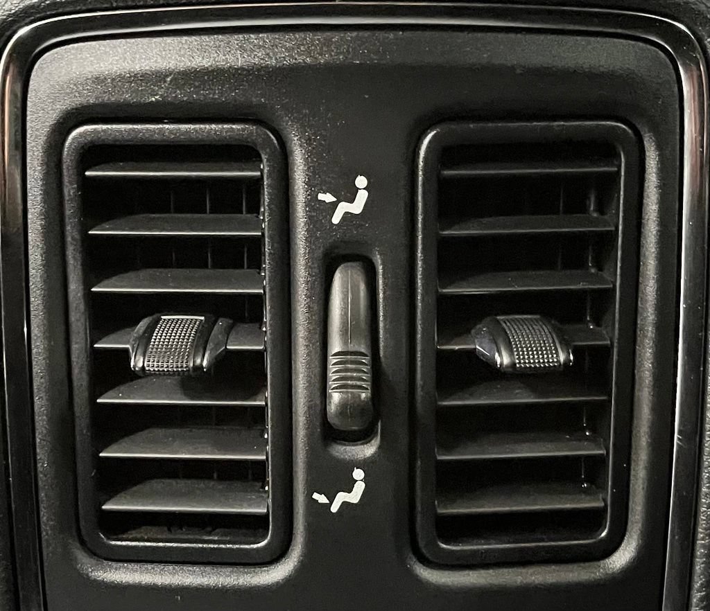 Used 2020 Jeep Grand Cherokee Laredo AWD/4WD image 47