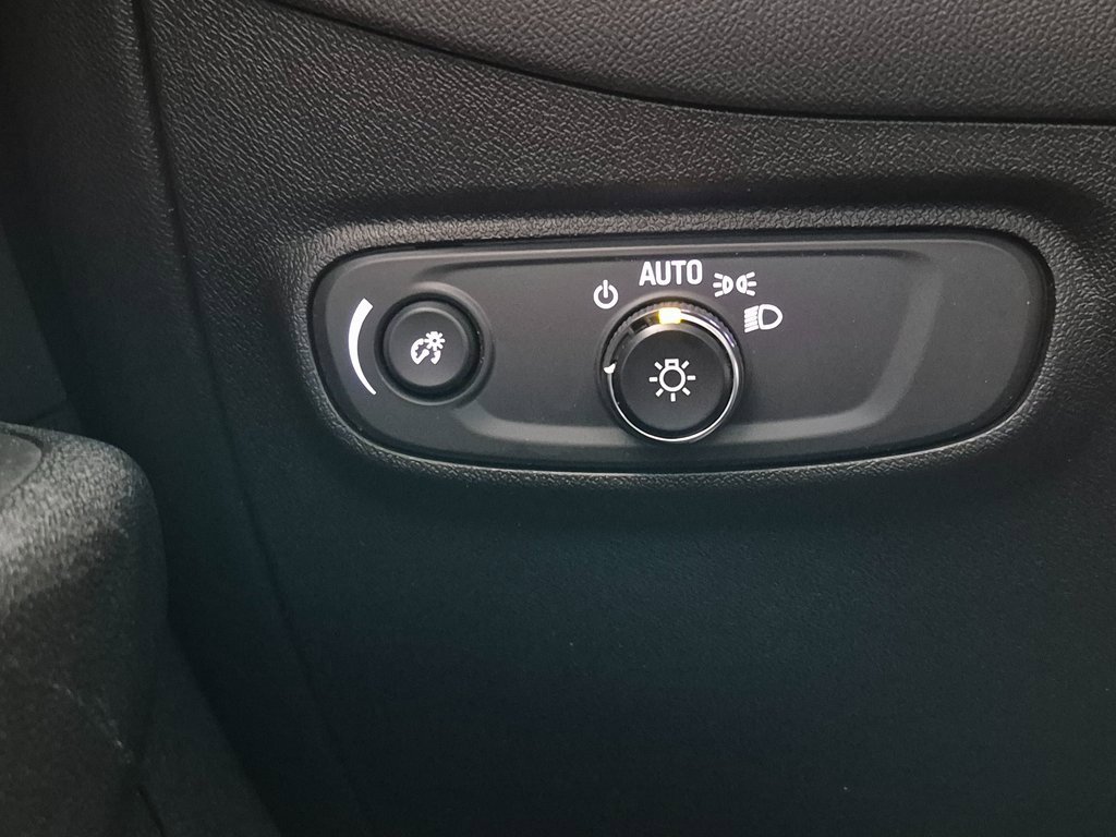 Used 2022 Chevrolet Equinox LS w/ LS Convenience Package image 16