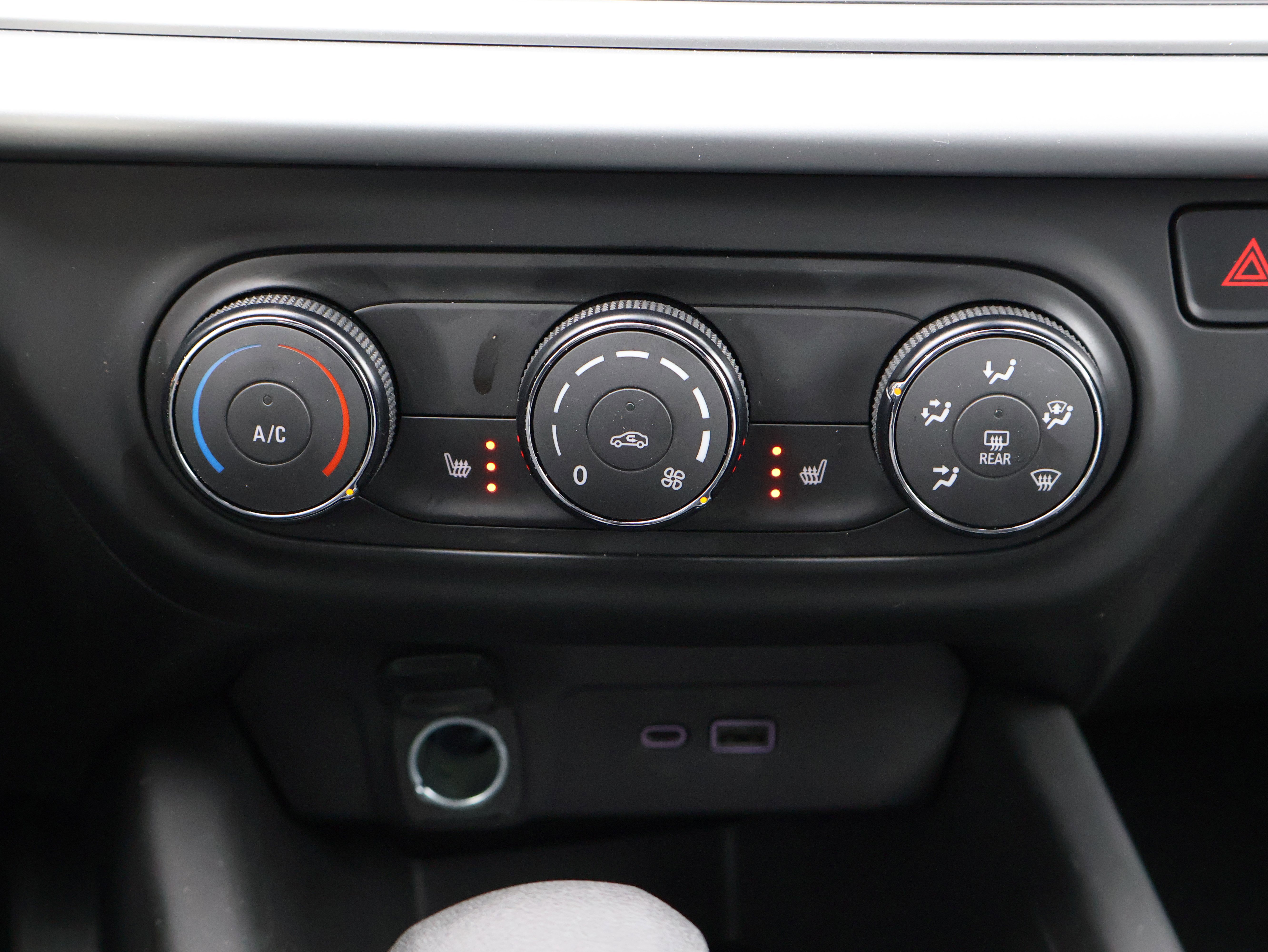 Used 2025 Chevrolet Trax RS w/ Sunroof Package image 26