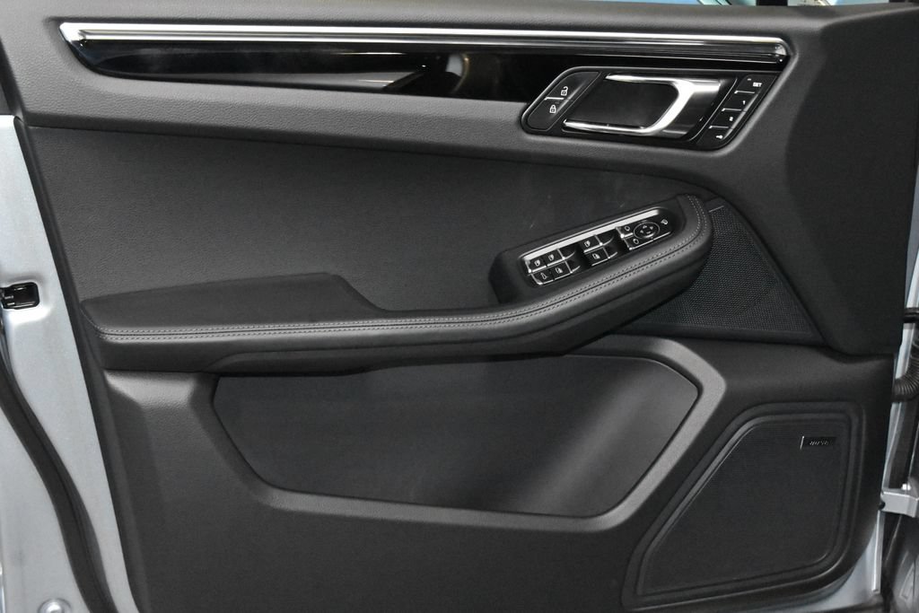 Certified 2026 Porsche Macan AWD/4WD image 6