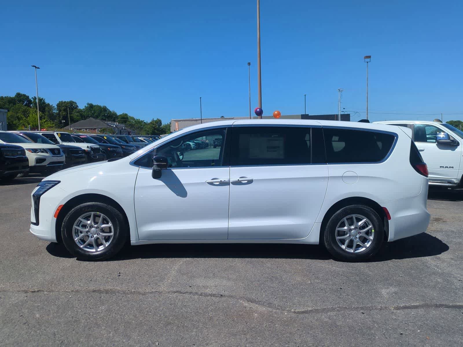 New 2027 Chrysler Pacifica Select FWD image 5