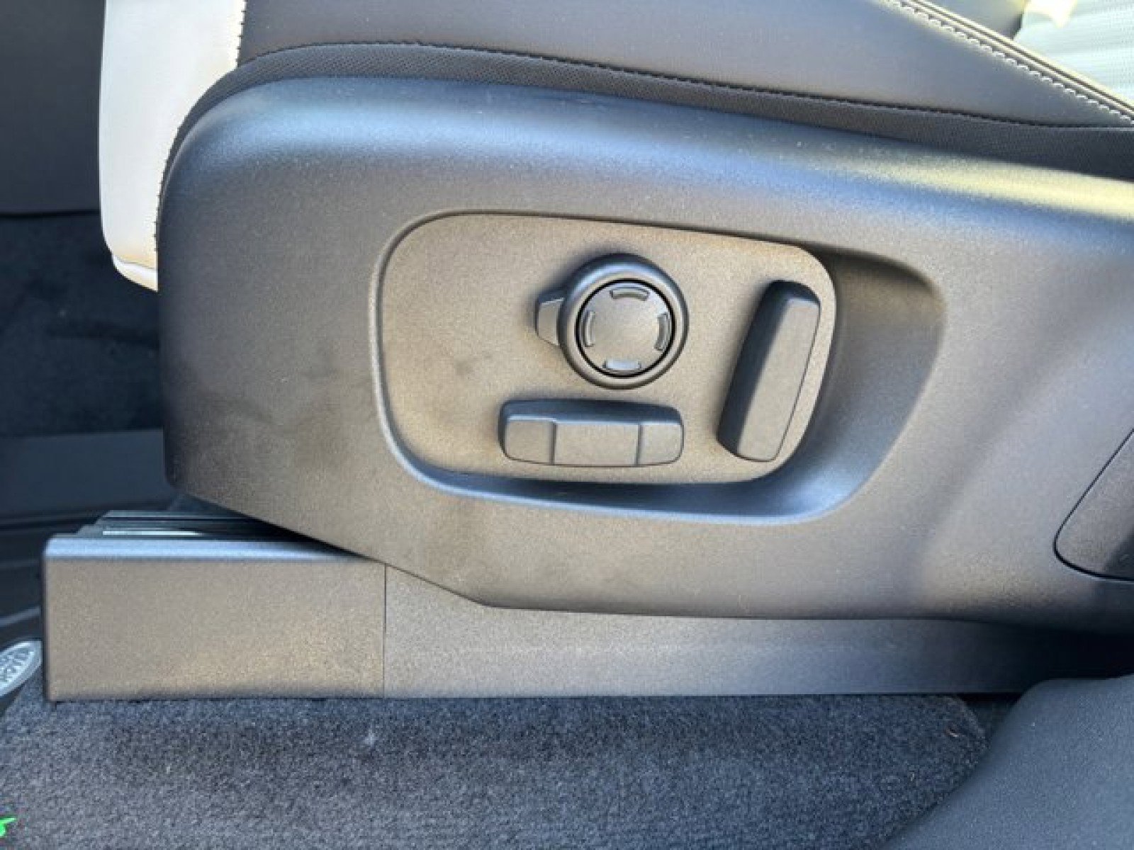 New 2025 Land Rover Discovery Dynamic SE image 11