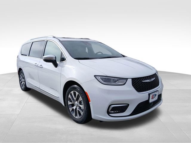Used 2025 Chrysler Pacifica Pinnacle image 7