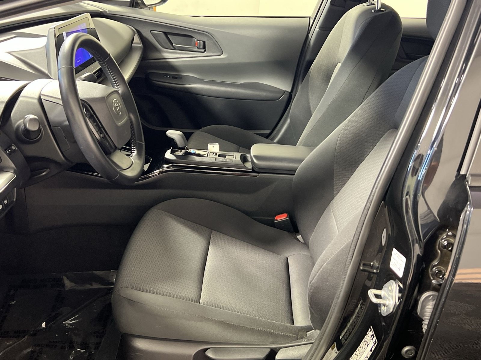 Used 2025 Toyota Prius LE FWD image 13