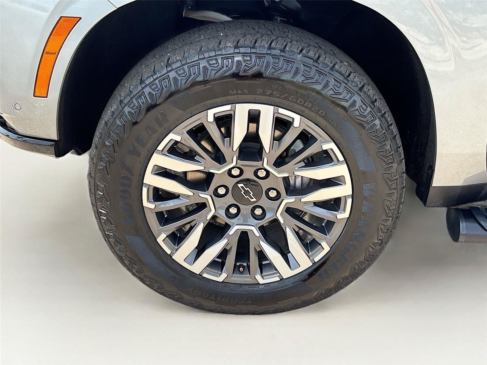 Used 2025 Chevrolet Suburban Z71 AWD/4WD image 32