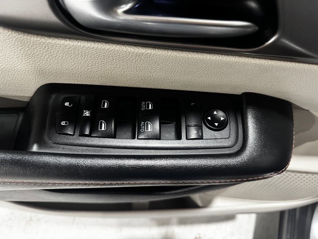 Used 2020 Chrysler Pacifica Touring-L FWD image 17