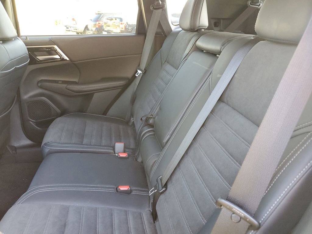 Used 2024 Mitsubishi Outlander SE Black Edition image 12