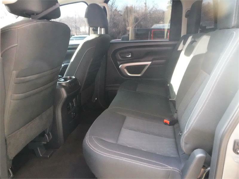 Used 2018 Nissan Titan SV w/ SV Convenience Package image 6