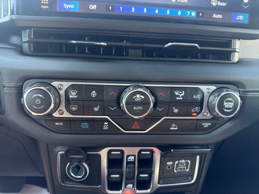 Used 2025 Jeep Wrangler Unlimited Sahara AWD/4WD image 28