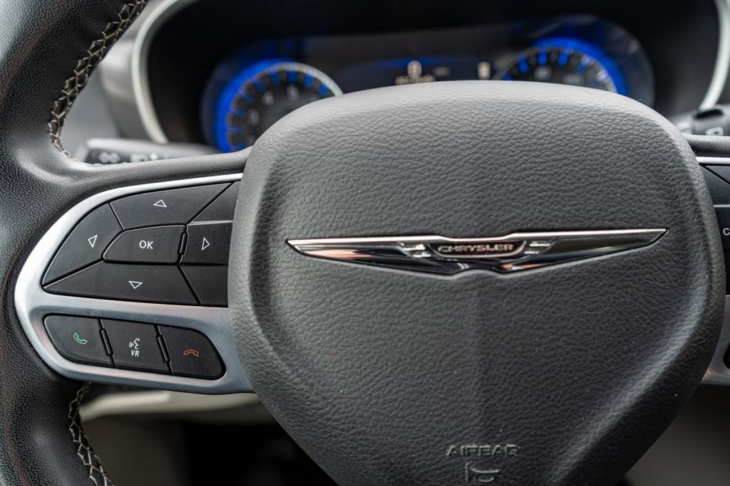 Used 2023 Chrysler Pacifica Touring-L image 35
