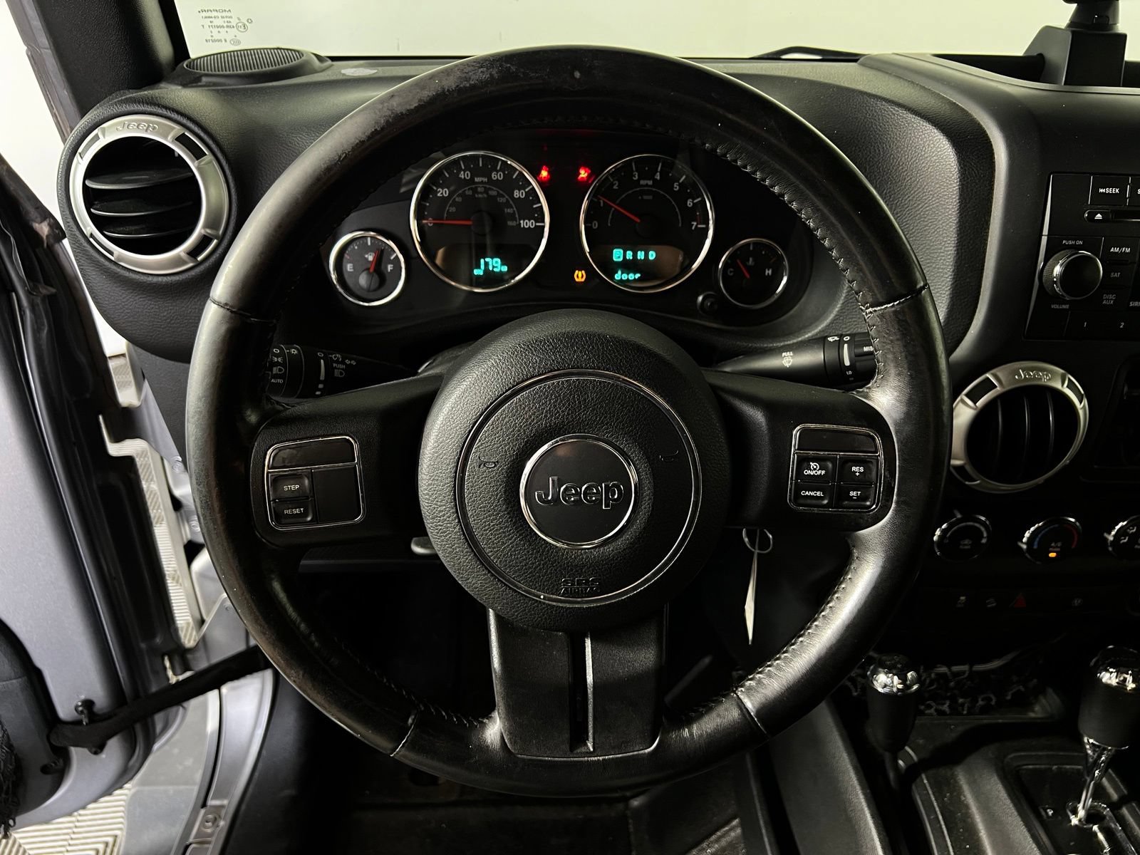 Used 2018 Jeep Wrangler Unlimited Sahara AWD/4WD image 9