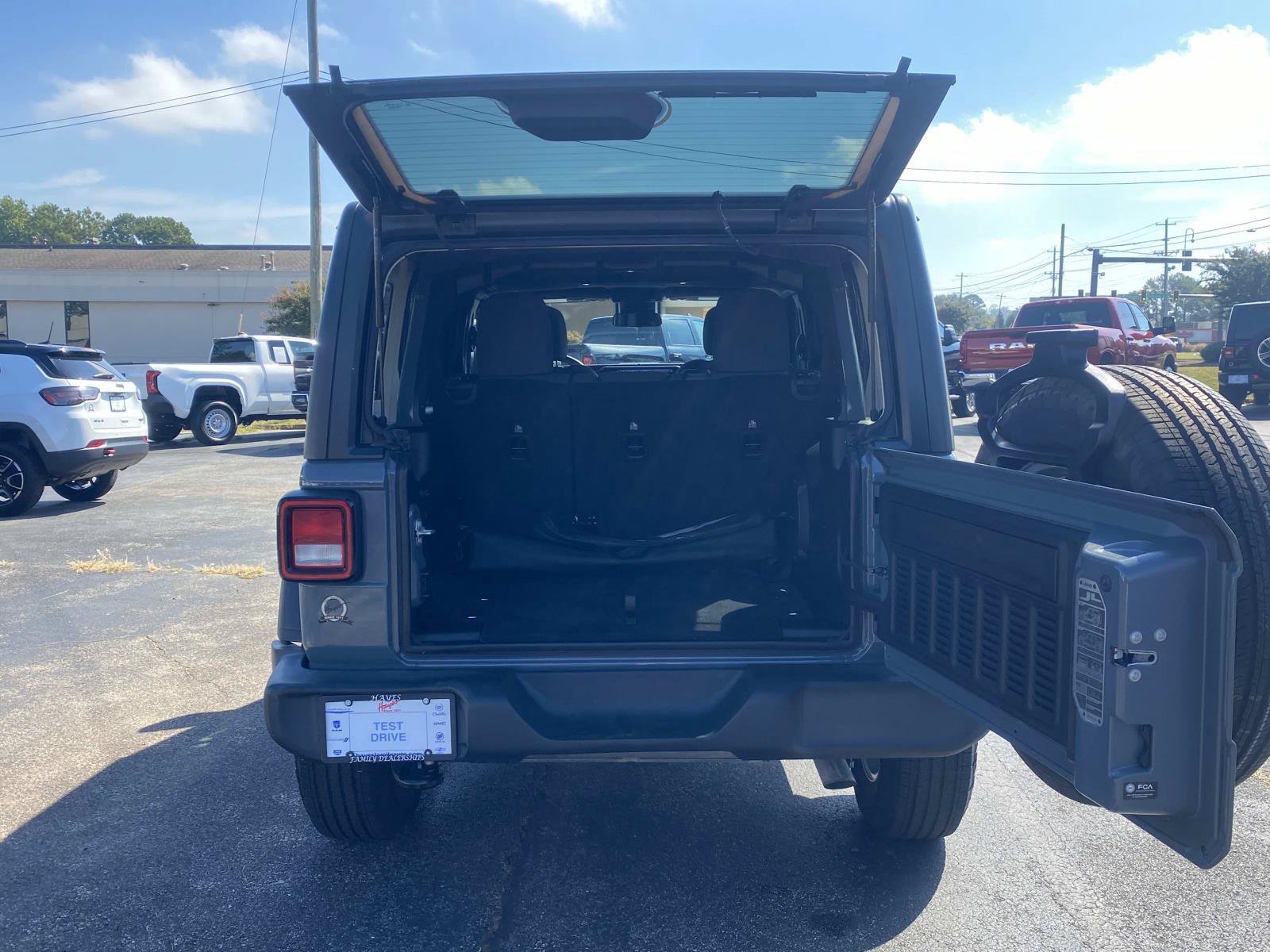Used 2024 Jeep Wrangler Unlimited Sport AWD/4WD image 5