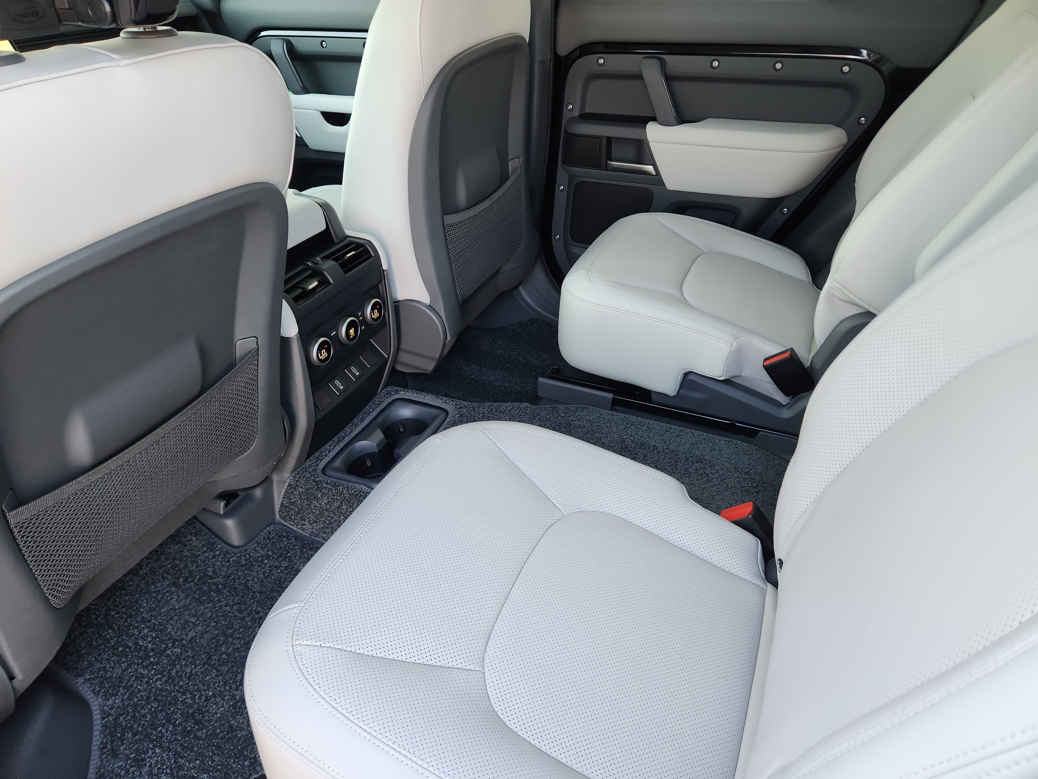 New 2026 Land Rover Defender 130 X-Dynamic SE image 29