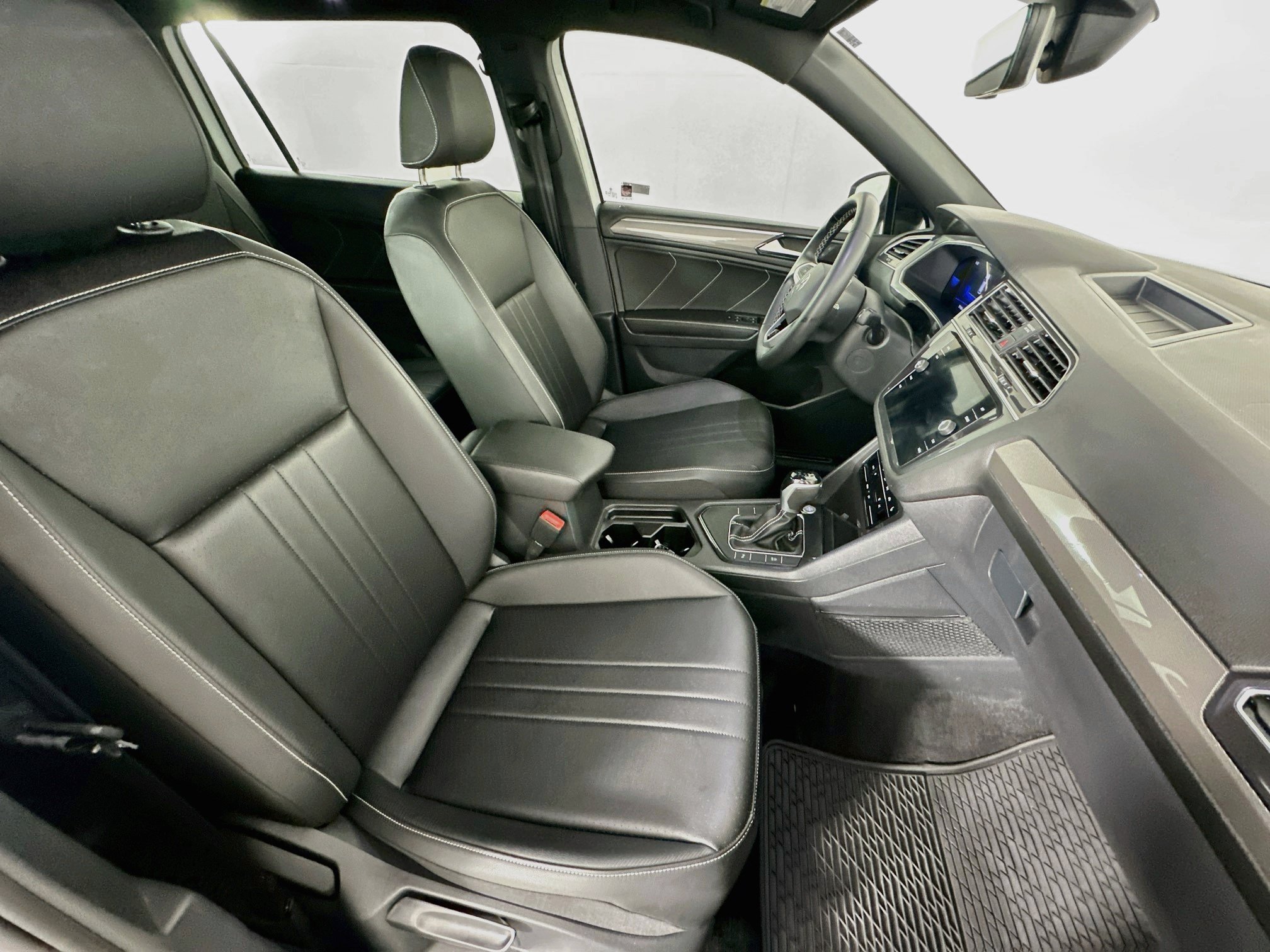 Used 2023 Volkswagen Tiguan SE R-Line FWD image 32