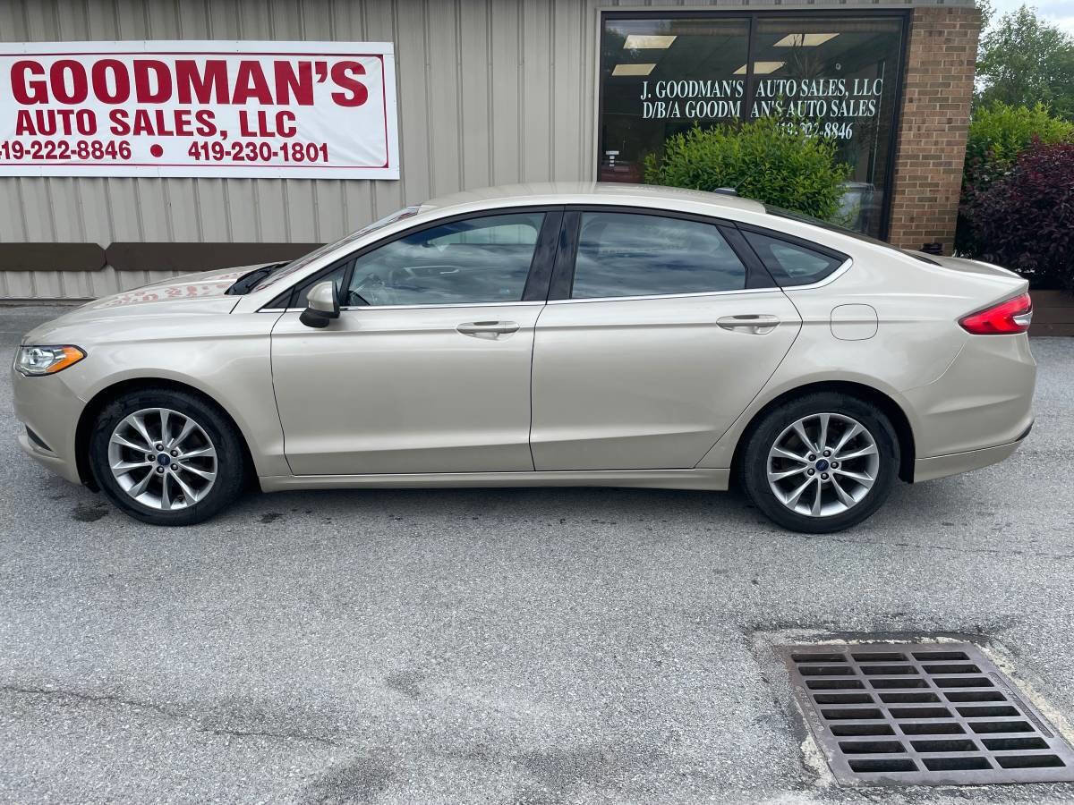 Used 2017 Ford Fusion SE w/ Fusion SE Technology Package image 2