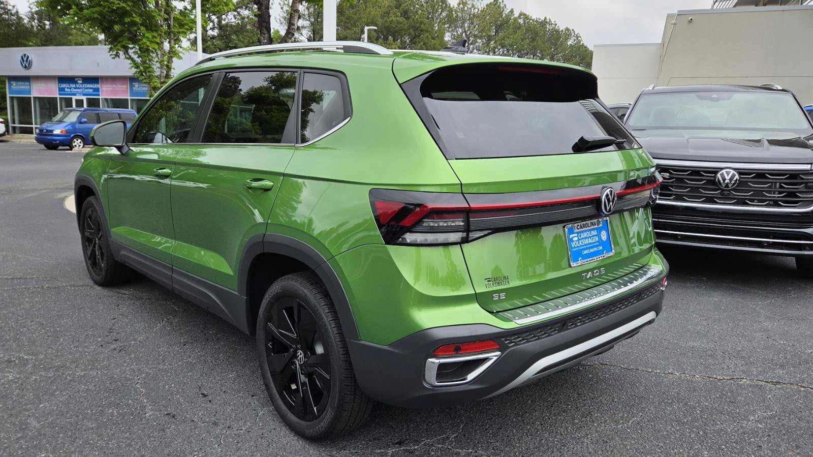 Certified 2025 Volkswagen Taos SE w/ Panoramic Sunroof Package FWD image 3