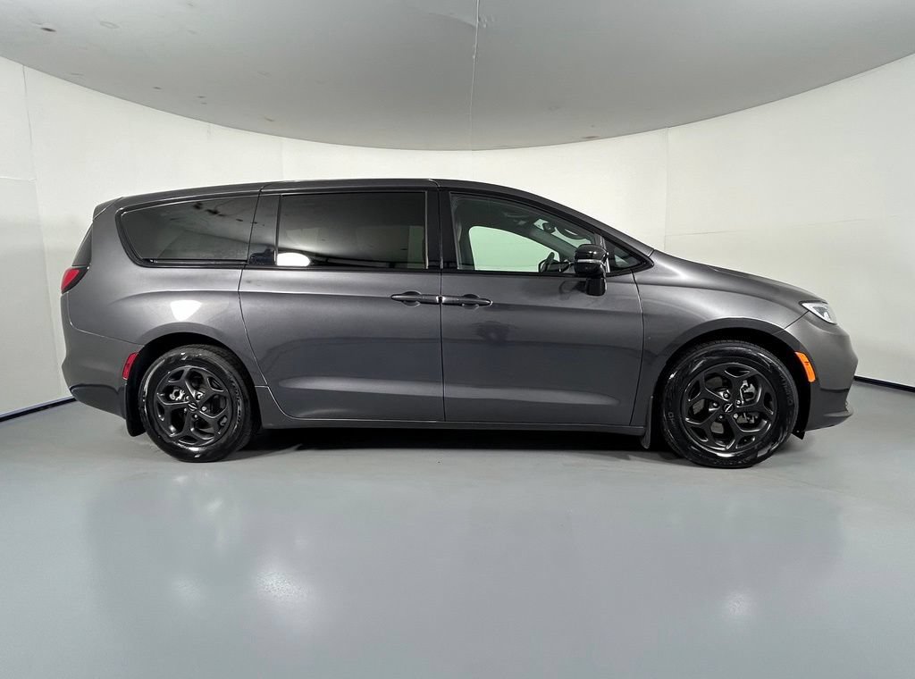 Used 2023 Chrysler Pacifica Limited w/ Uconnect Theater Family Group FWD image 8