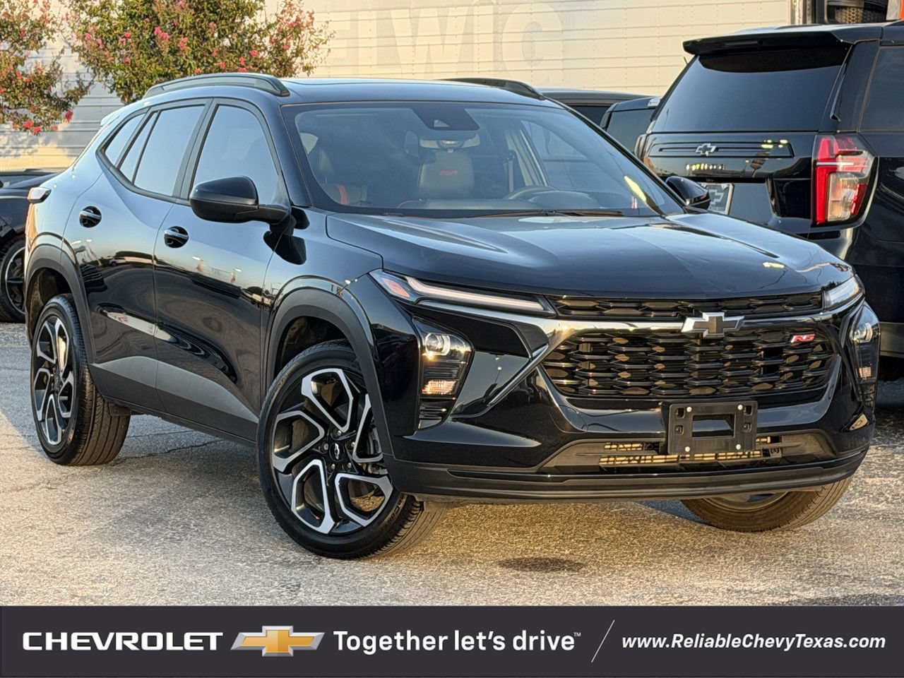 Used 2025 Chevrolet Trax RS w/ Sunroof Package FWD image 2