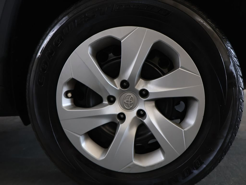 Used 2020 Toyota RAV4 LE FWD image 31
