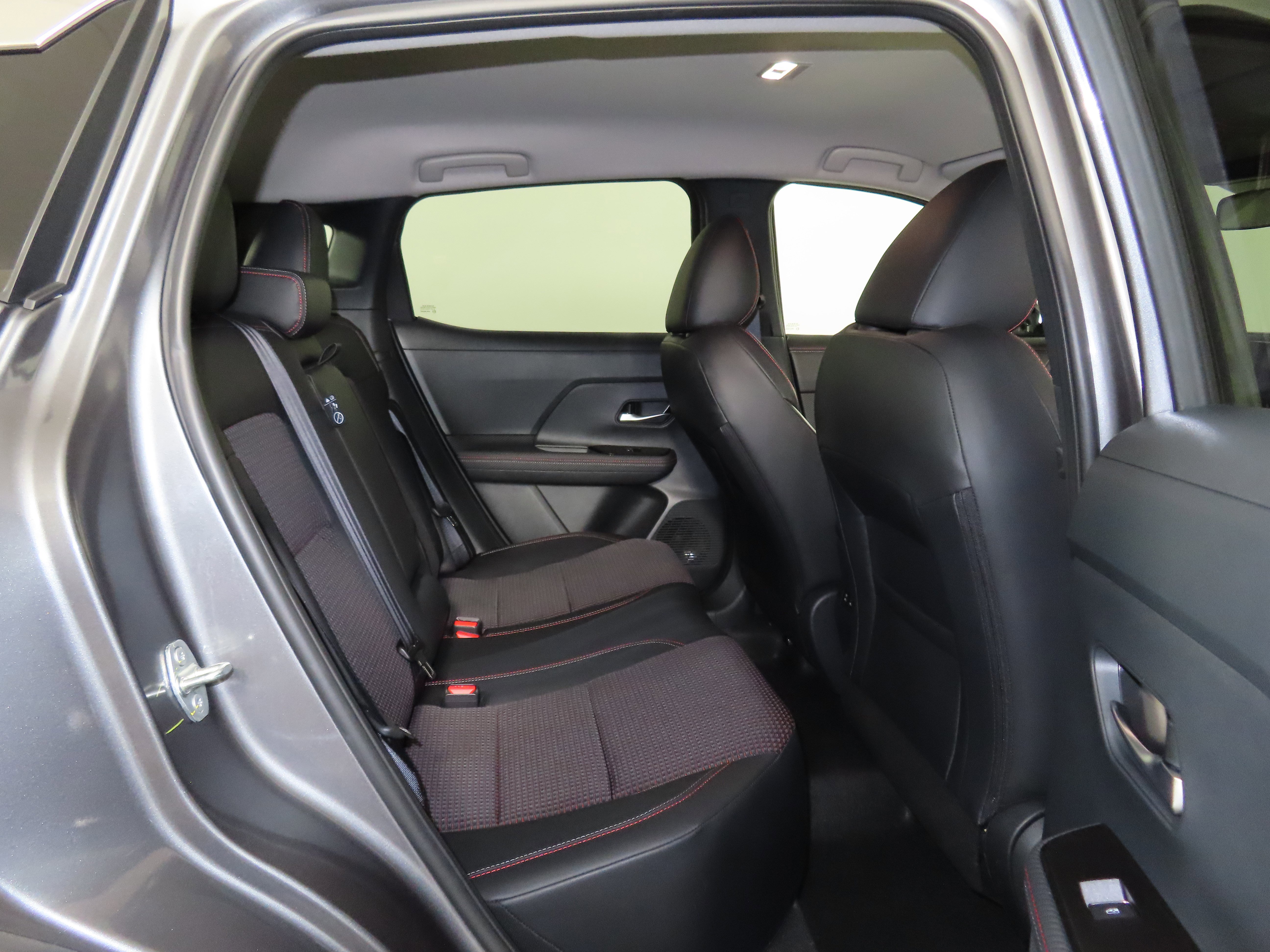 Certified 2025 Nissan Kicks SR image 33