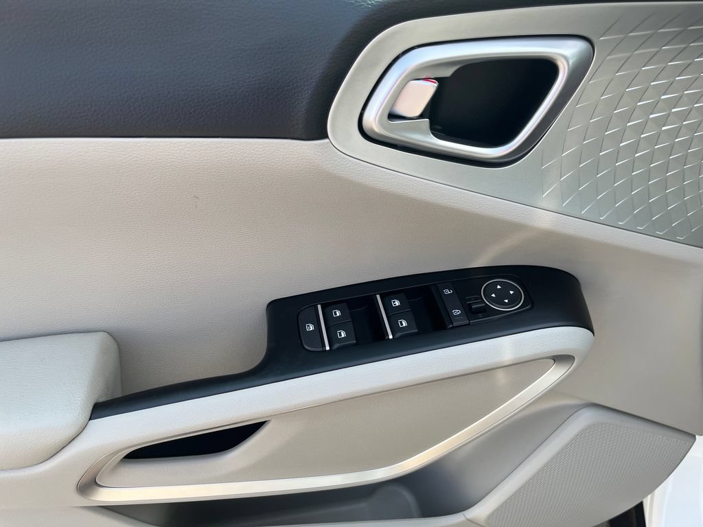Used 2025 Kia Soul LX w/ LX Technology Package FWD image 11