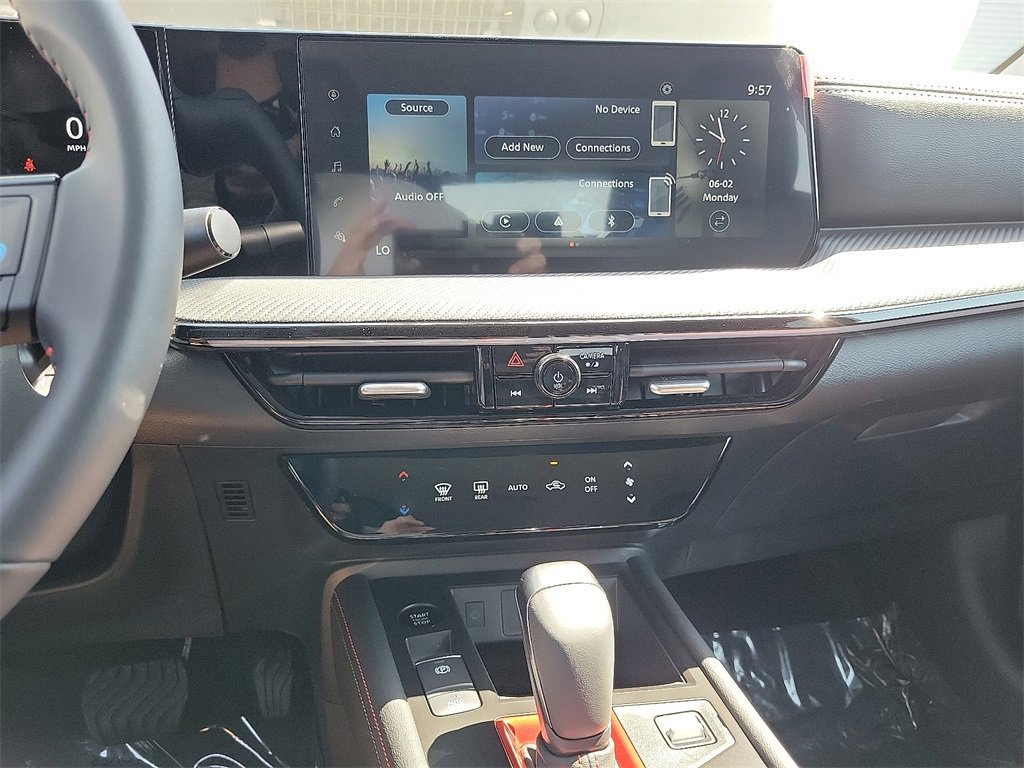 New 2025 Nissan Kicks SR image 9