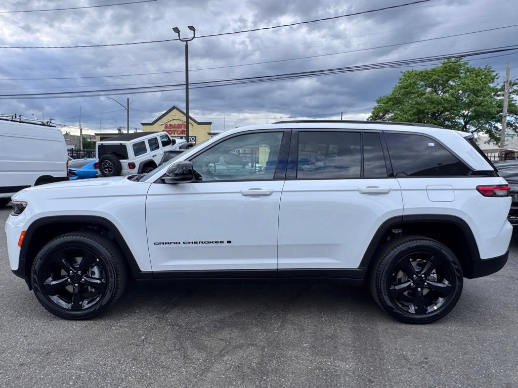 New 2026 Jeep Grand Cherokee Limited w/ Limited Altitude Package AWD/4WD image 4