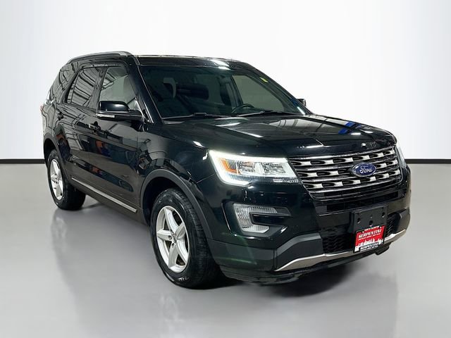 Used 2016 Ford Explorer XLT image 3
