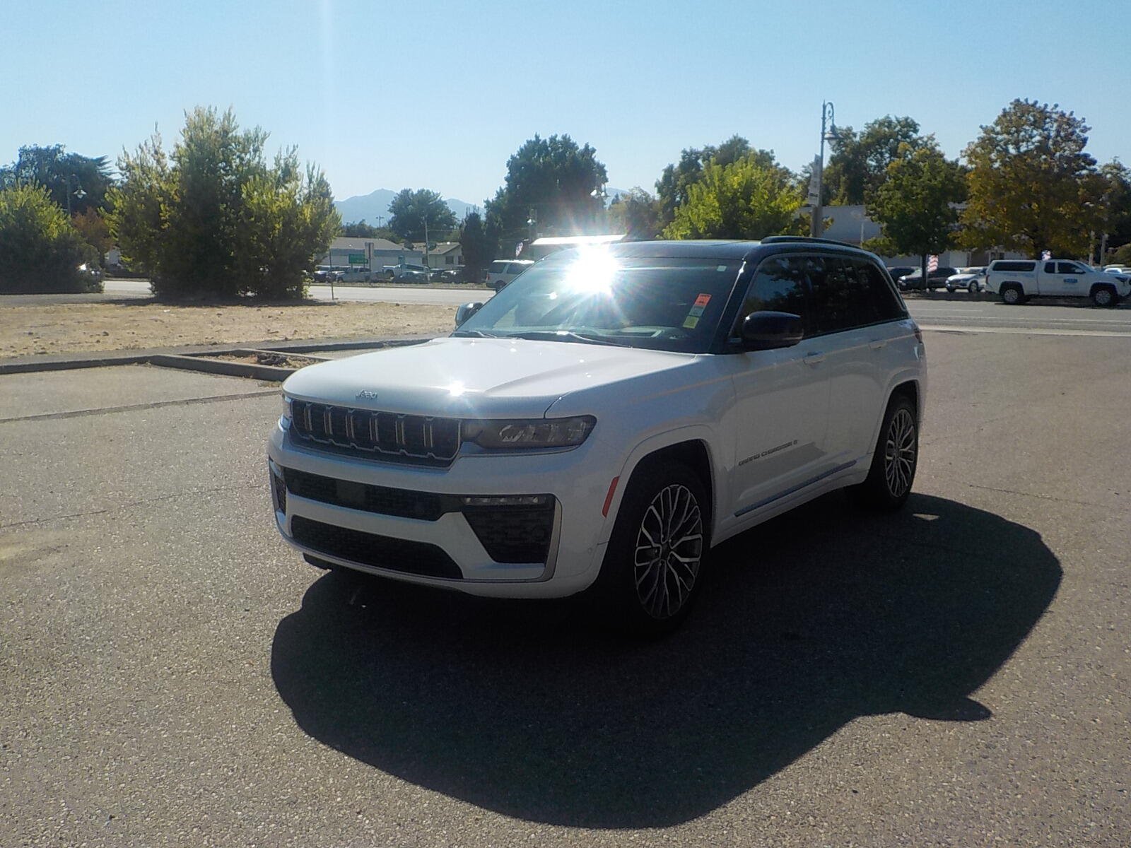Used 2026 Jeep Grand Cherokee Summit w/ Adv Protech Group IV AWD/4WD image 23