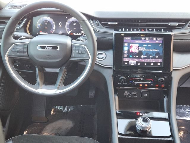 Used 2025 Jeep Grand Cherokee Altitude AWD/4WD image 28