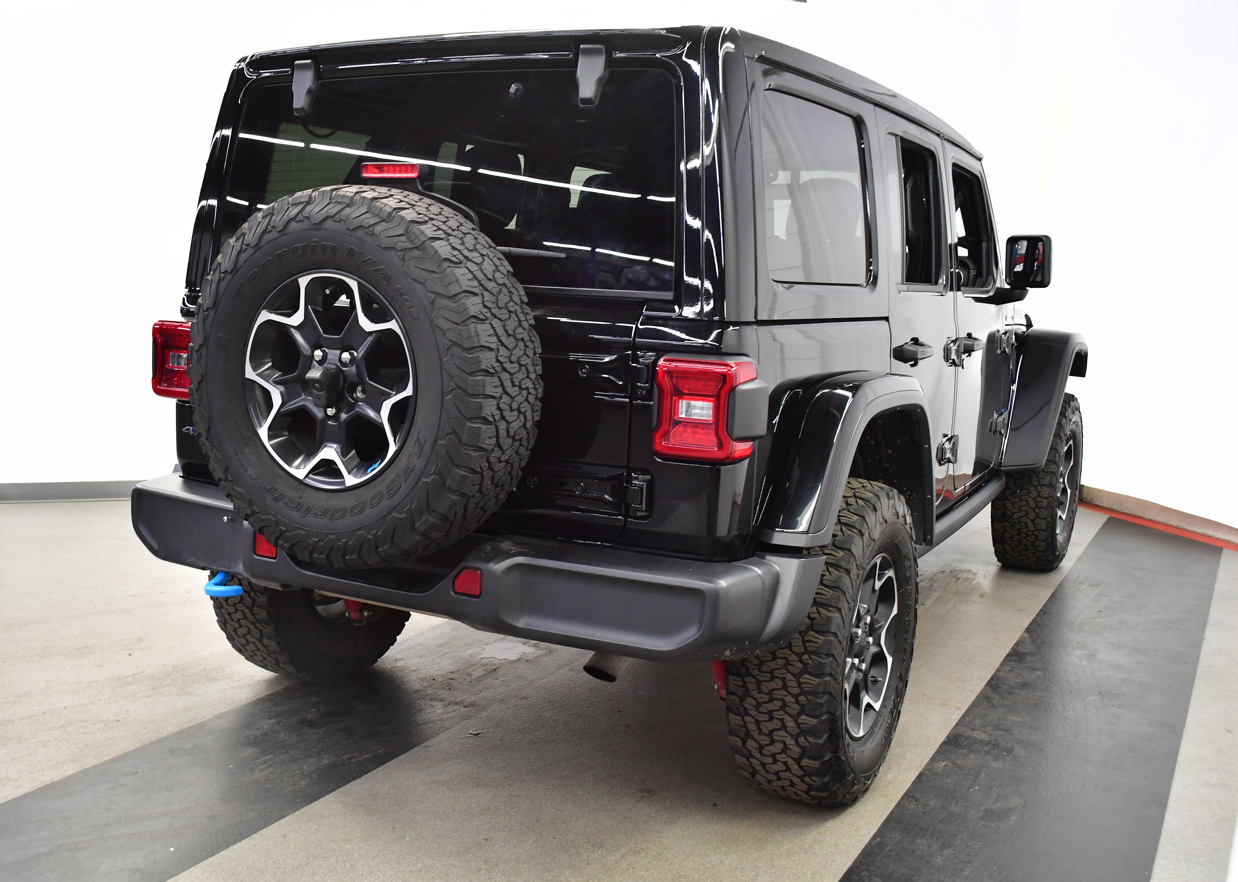 Used 2023 Jeep Wrangler Unlimited Rubicon 4xe w/ Cold Weather Group AWD/4WD image 5