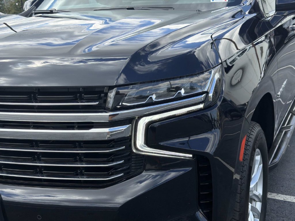 Used 2024 Chevrolet Suburban LT w/ Luxury Package AWD/4WD image 9