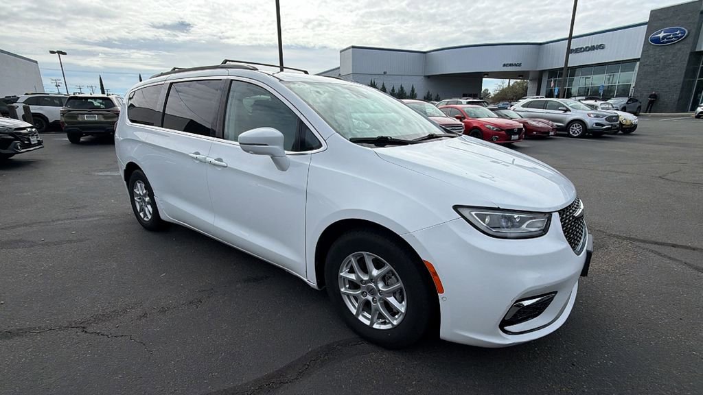 Used 2022 Chrysler Pacifica Touring-L w/ Uconnect Theater Family Group image 2