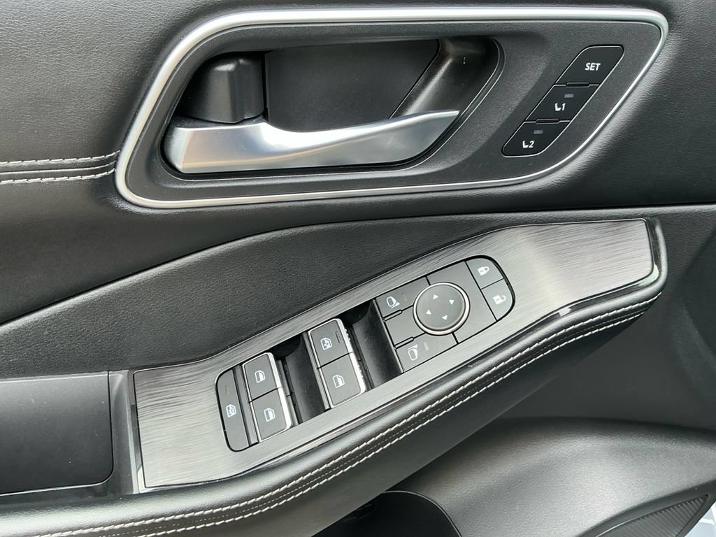 Used 2025 Nissan Rogue Platinum FWD image 23