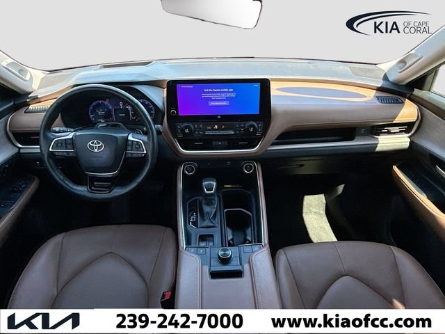 Used 2024 Toyota Grand Highlander AWD image 17