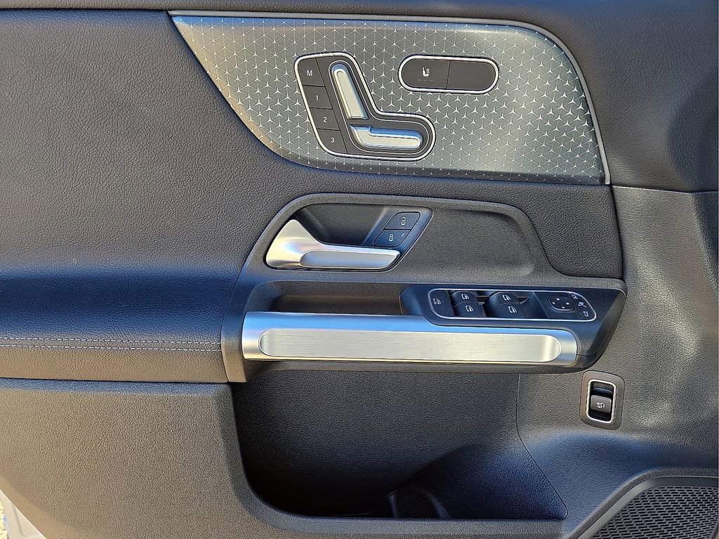 Used 2025 Mercedes-Benz GLB 250 image 21