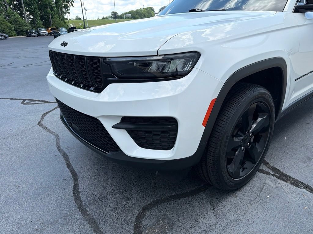 Used 2023 Jeep Grand Cherokee Altitude AWD/4WD image 11