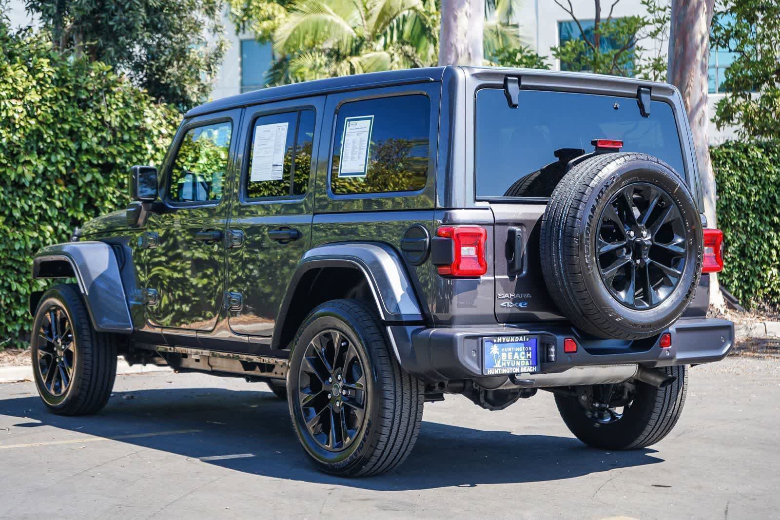 Used 2025 Jeep Wrangler Unlimited Sahara w/ Safety Group AWD/4WD image 4