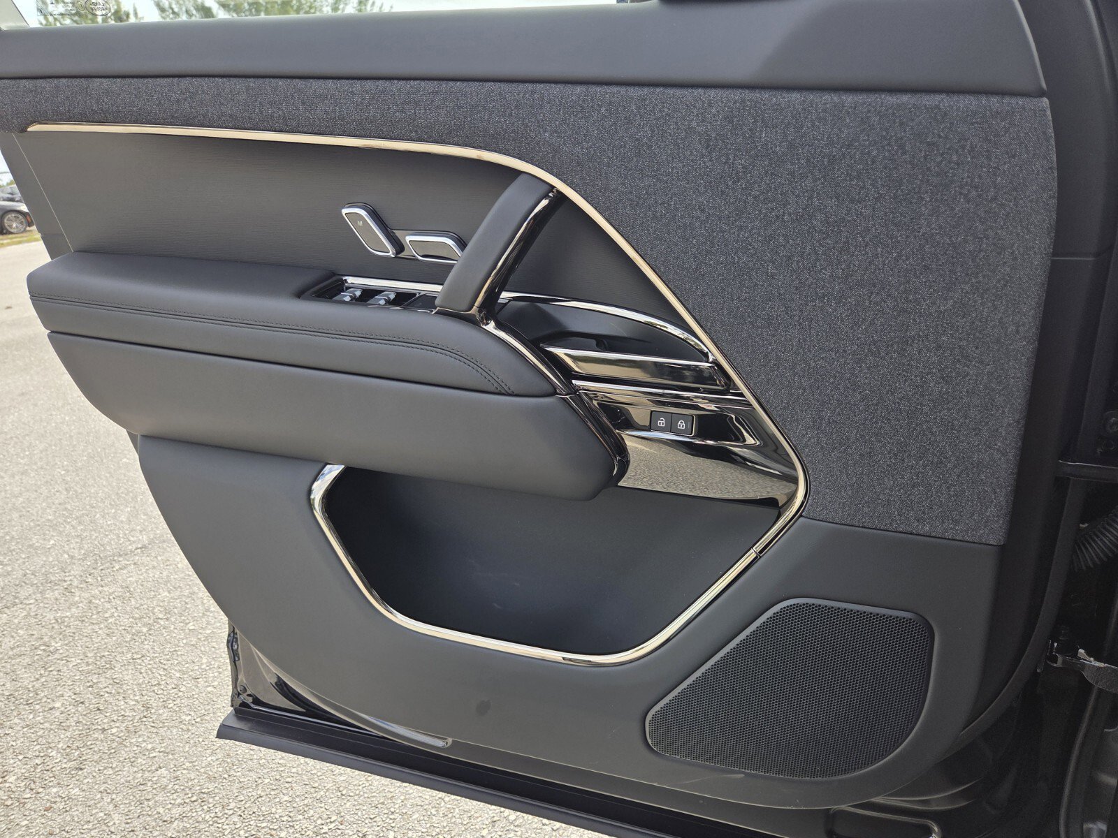 New 2025 Land Rover Range Rover Sport SE image 18