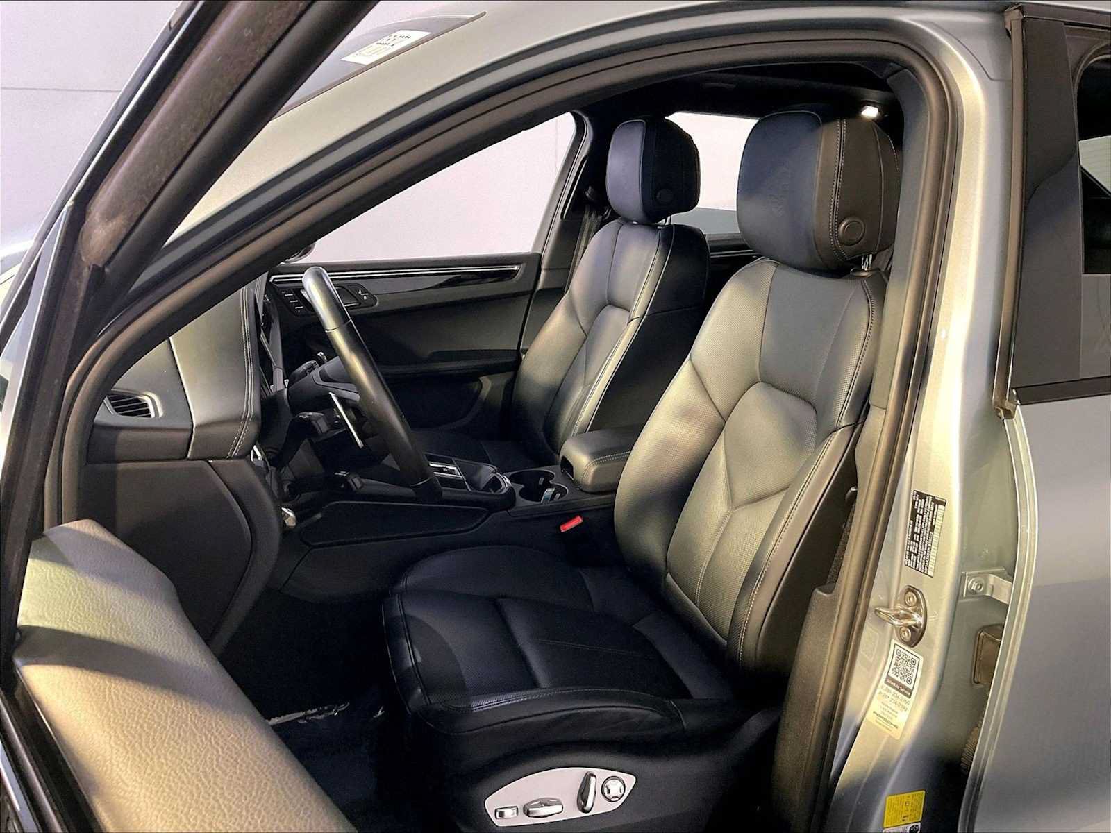 Certified 2023 Porsche Macan AWD/4WD image 5