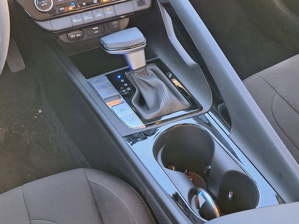 Used 2024 Hyundai Elantra Blue image 25