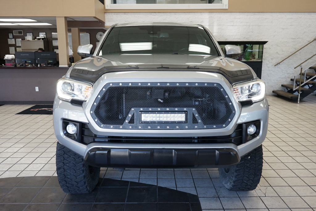 Used 2018 Toyota Tacoma TRD Off-Road w/ Technology Package AWD/4WD image 19