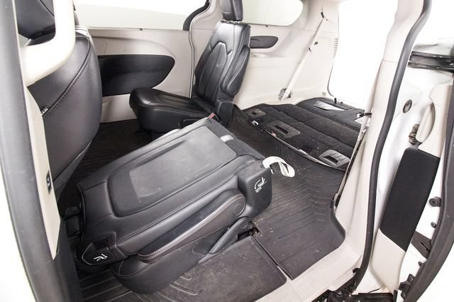 Used 2017 Chrysler Pacifica Touring-L FWD image 29