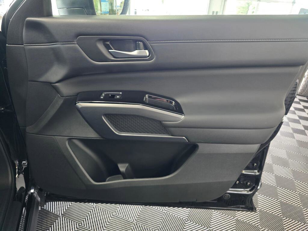 Used 2025 Nissan Pathfinder SL image 44