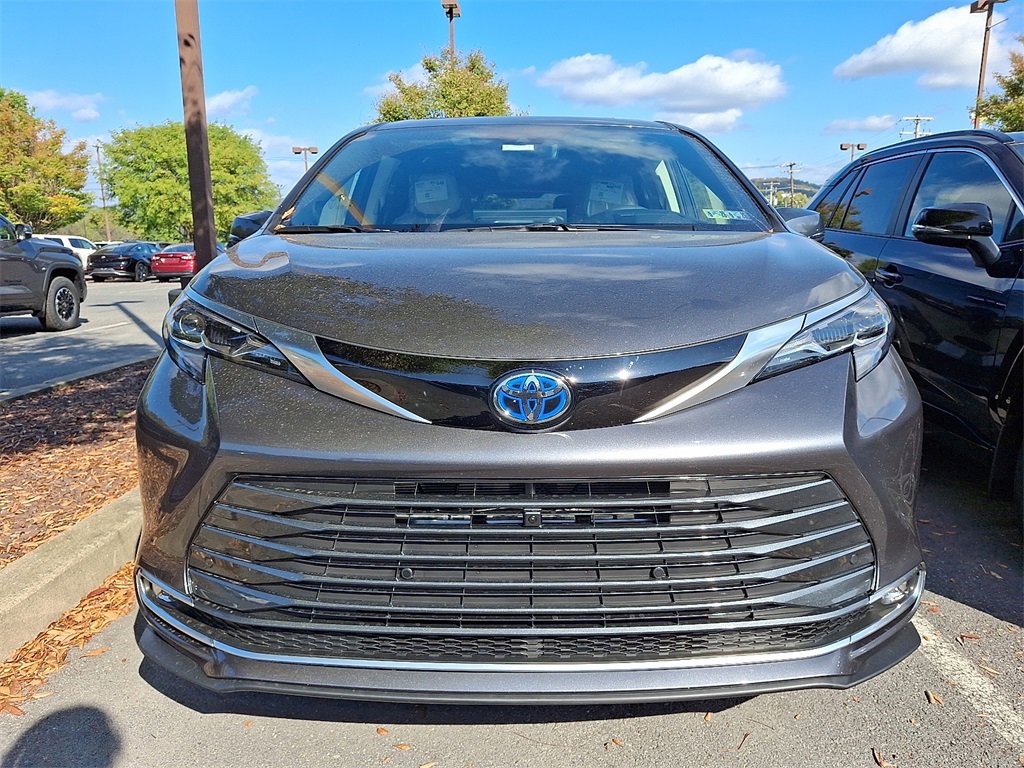 New 2025 Toyota Sienna Platinum image 2