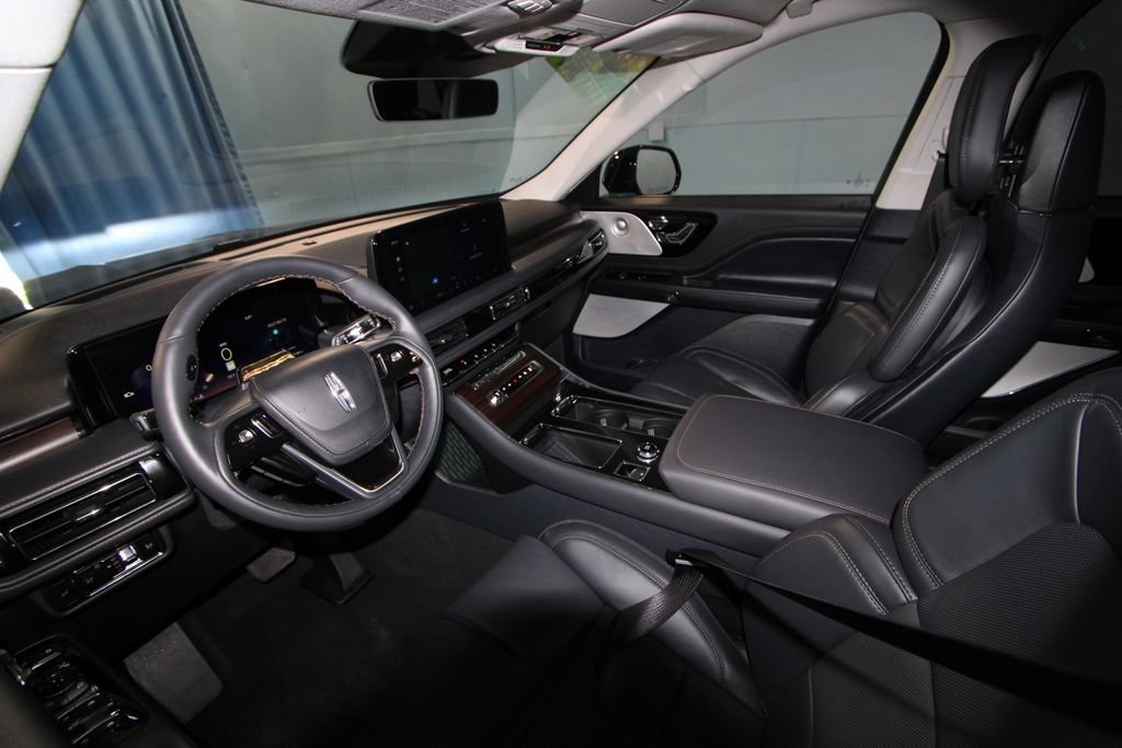 Used 2026 Lincoln Aviator Reserve AWD/4WD image 2