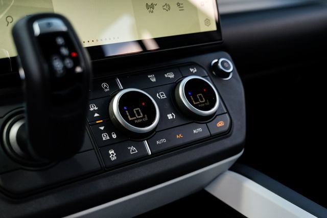 New 2026 Land Rover Defender 110 X-Dynamic SE AWD/4WD image 31