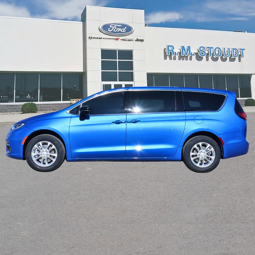 New 2026 Chrysler Pacifica Select image 3
